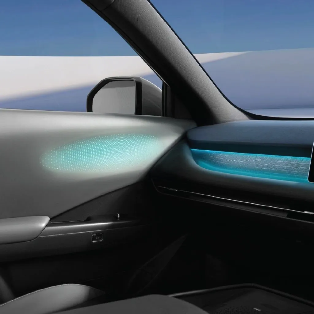 Dongfeng VIGO ambient lighting on door panel and dashboard