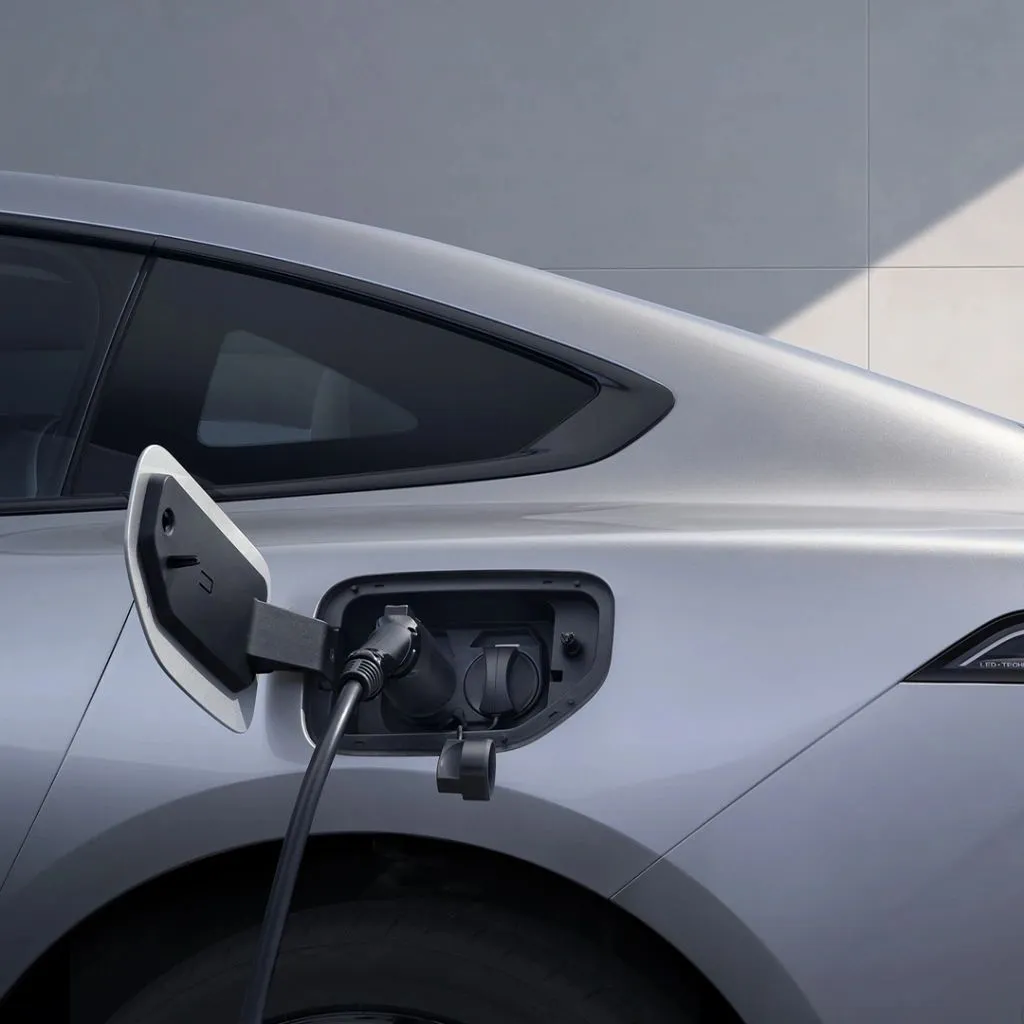 Charging cable plugged into the Dongfeng 007 charging port