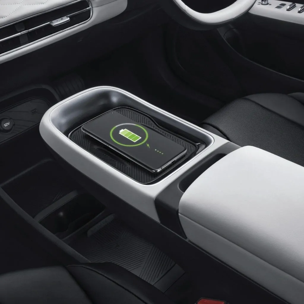 Smartphone charging on the wireless pad in the Dongfeng BOX centre console