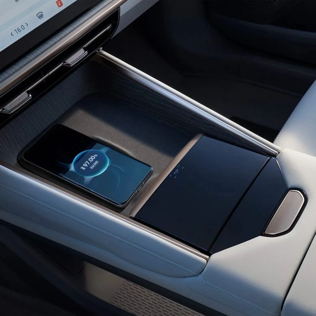 Phone on the Dongfeng 007 wireless charging pad in the centre console