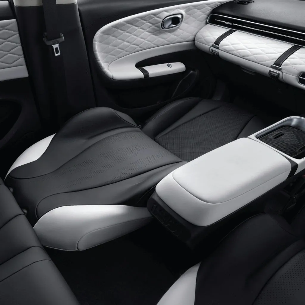 Dongfeng BOX front seat reclined flat into a bed with the rear seat