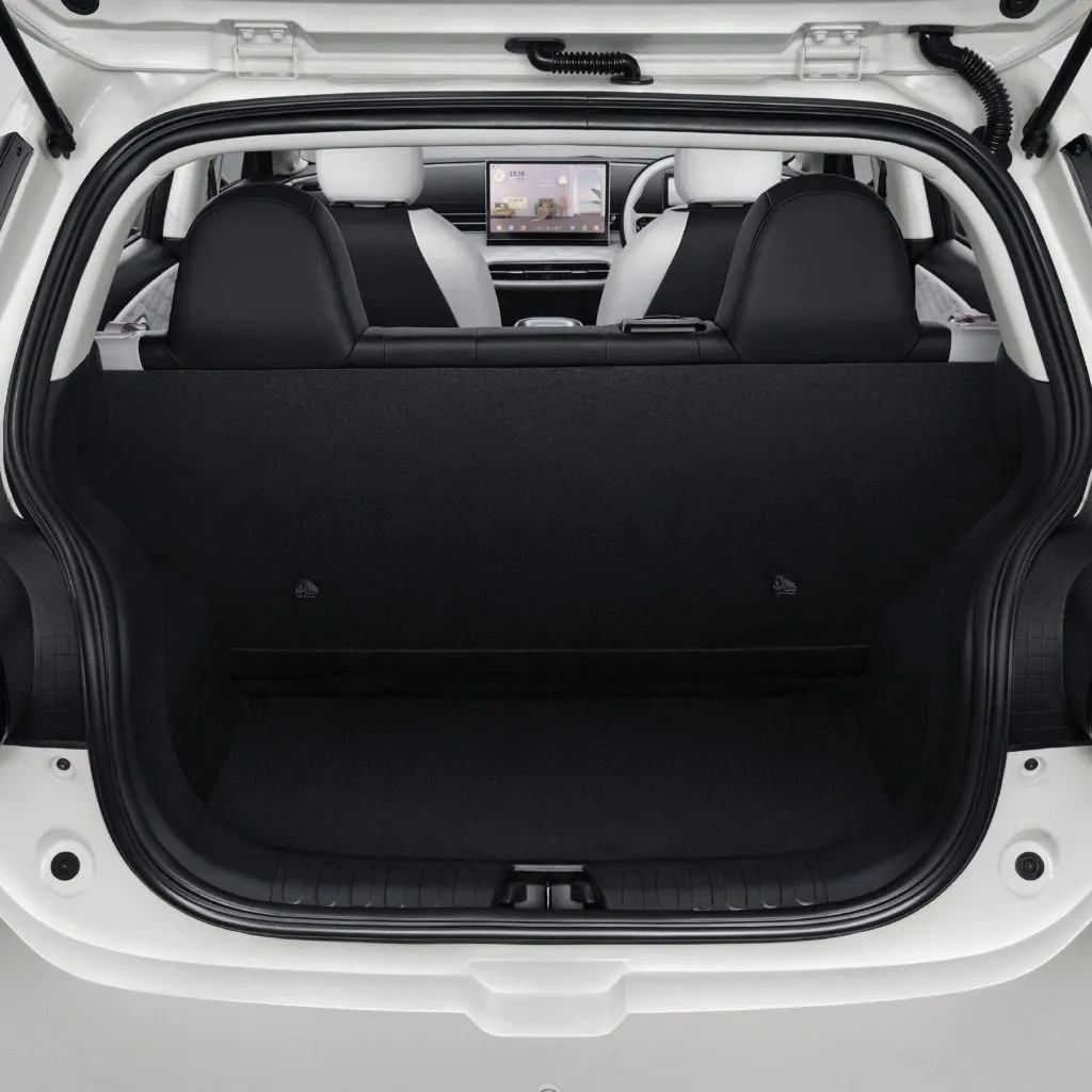 Dongfeng BOX boot space seen through the open tailgate