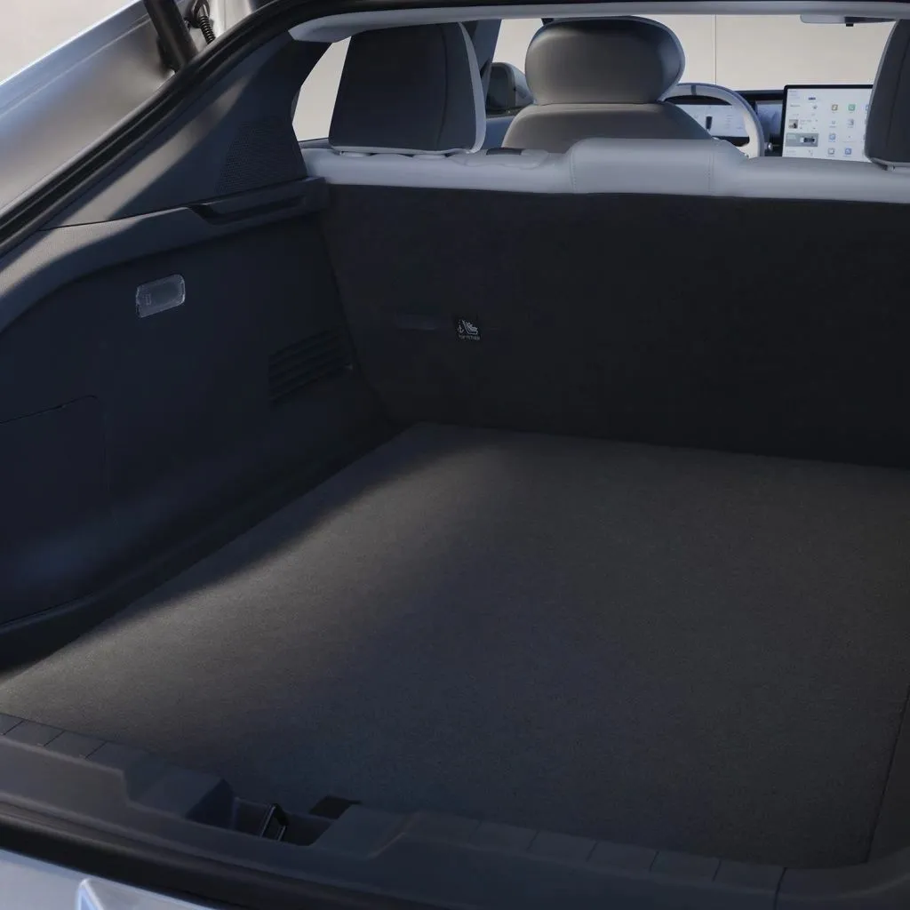 Dongfeng 007 boot space with view through to the cabin