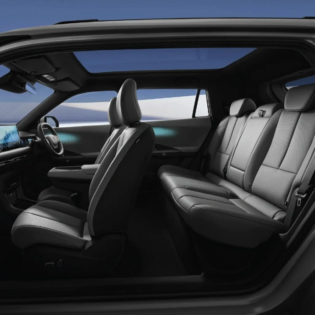 Dongfeng VIGO cabin side view showing front and rear seats and panoramic roof